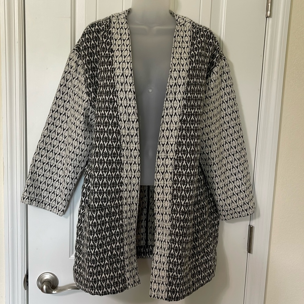 Old Navy Black and White Printer Kimono Jacket. Size L.